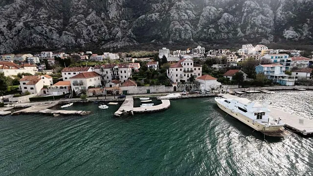 Steinpalast – Eine Berührung deGeschichte am Ufer der Bucht von Kotor — photo 4