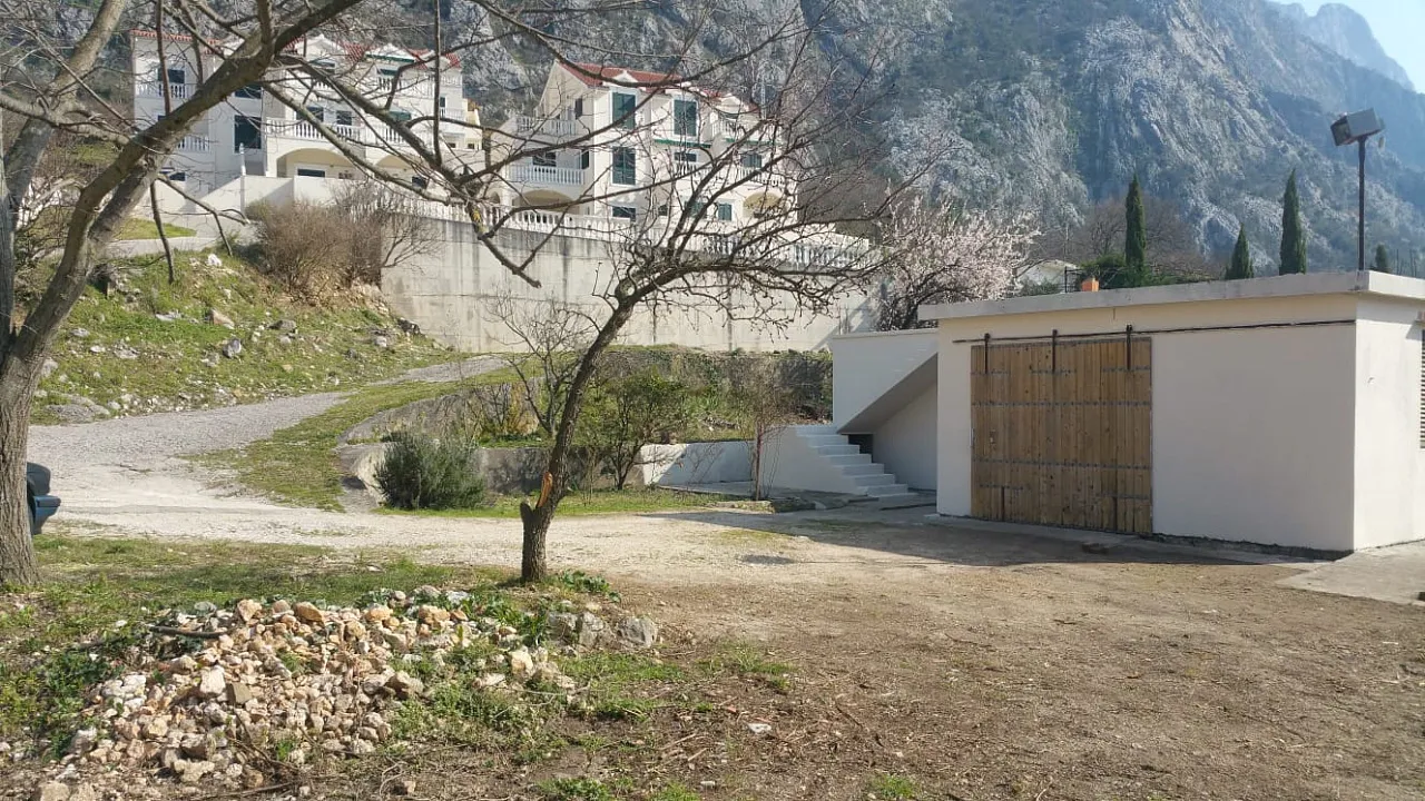 Zum Verkauf steht ein Haus mit großem Grundstück in Dobrota,