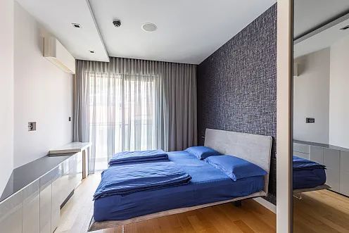 Eine elegante Zwei-Zimmer-Wohnung mit exklusivem Design im Herzen von Budva.
