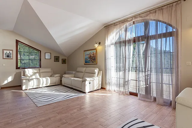 Eleganz und Gelassenheit in einer luxuriösen Villa mit Panoramablick auf das Meer. — photo 9