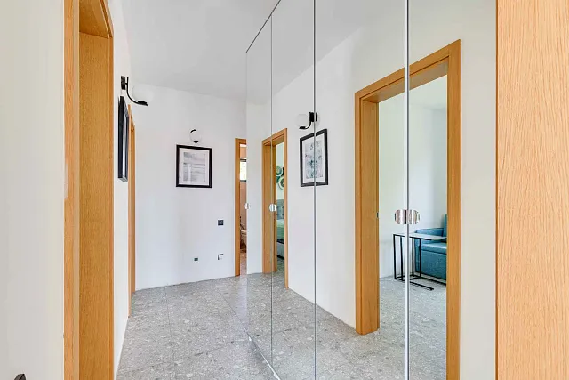 Moderne Drei-Zimmer-Wohnung im Zentrum von Tivat mit Meerblick — photo 4