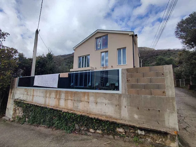 Haus mit Meerblick in Baošići, Montenegro — Grundstück 1.018 m²