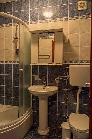 Zwei Häuser mit einem Restaurant in der ersten Reihe — photo 40