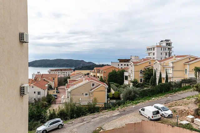 Geräumige 64 m² Wohnung in Bečići mit Meerblick — photo 9