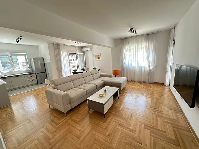 Vierzimmerwohnung in hervorragender Lage in Budva