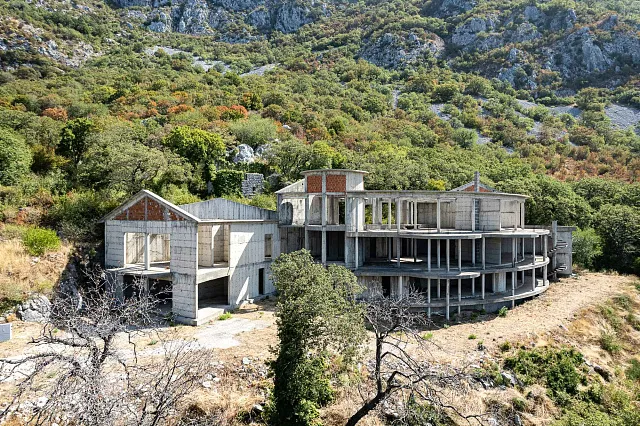7.715 m² Grundstück mit Gebäuden und Rohbau nahe Sveti Stefan — photo 25