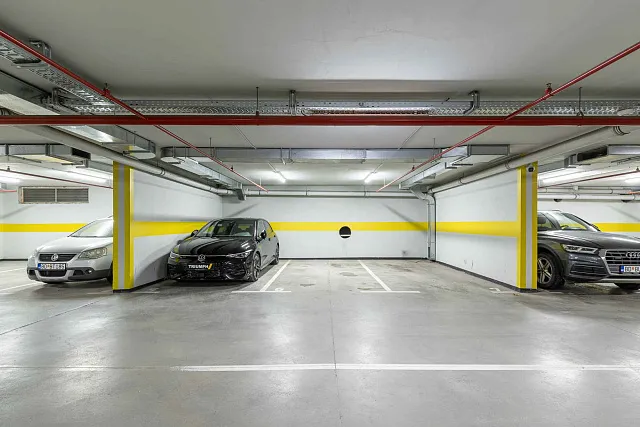 Drei Parkplätze in einer Einheit im Gebäude NIVEL, Budva