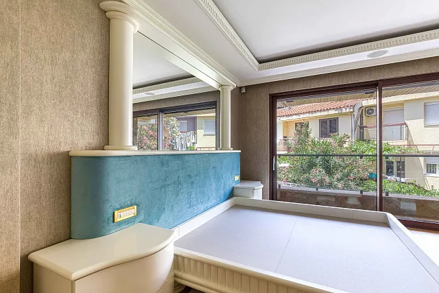Luxuriöse Ein-Zimmer-Wohnung mit Designer-Innenraum