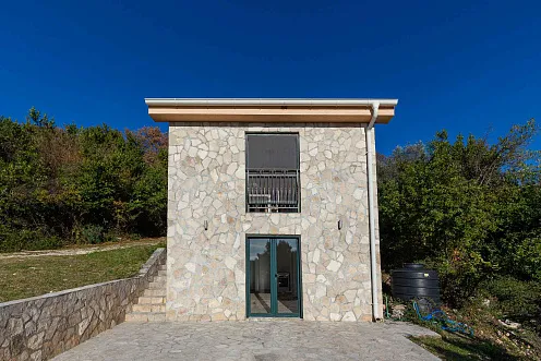 57 m² Haus mit einem Schlafzimmer, zwei Etagen und einem schönen Grundstück mit Meerblick in Mrčevac. — photo 2