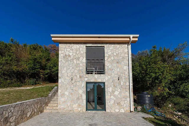 57 m² Haus mit einem Schlafzimmer, zwei Etagen und einem schönen Grundstück mit Meerblick in Mrčevac.
