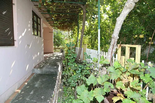 Haus mit Innenhof und Auffahrt in Belishi