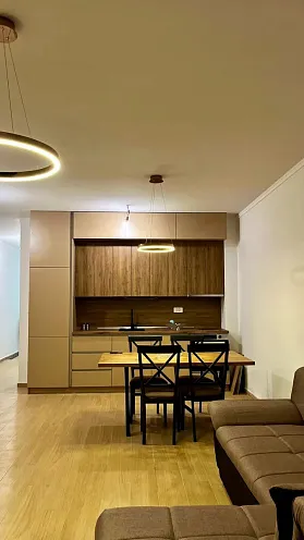 Zu verkaufen geräumige Wohnung in Dobrota mit Bergblick