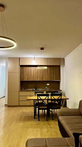 Zu verkaufen geräumige Wohnung in Dobrota mit Bergblick