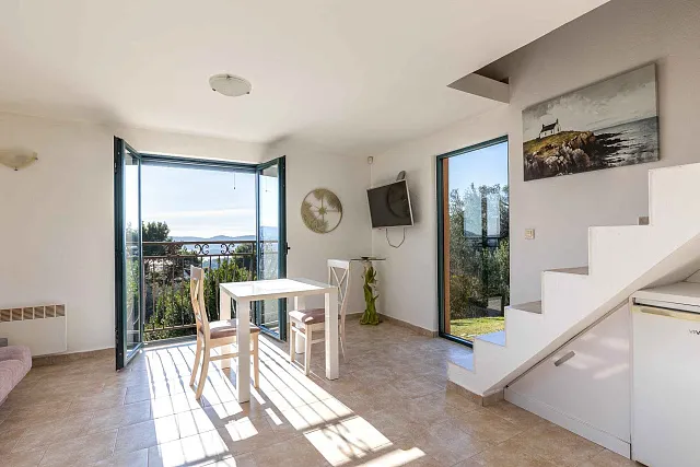 57 m² Haus mit einem Schlafzimmer, zwei Etagen und einem schönen Grundstück mit Meerblick in Mrčevac. — photo 9