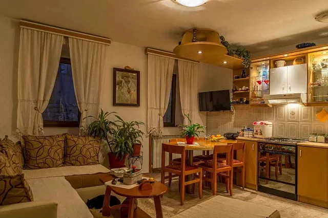 Zwei Häuser mit einem Restaurant in der ersten Reihe — photo 50