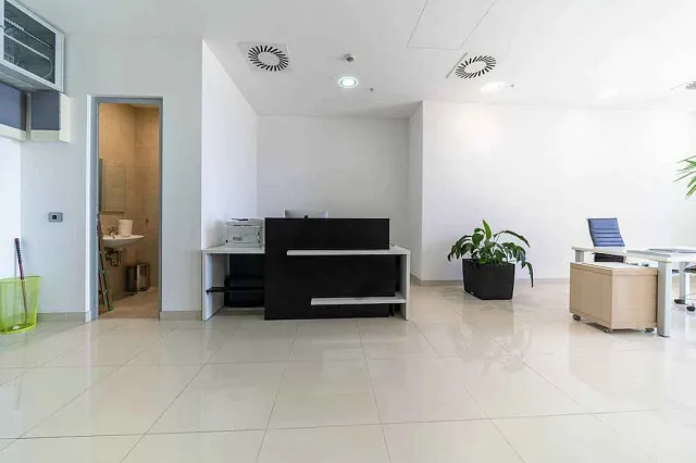 Moderne Büroflächen im TQ Plaza Budva mit Meerblick — photo 16
