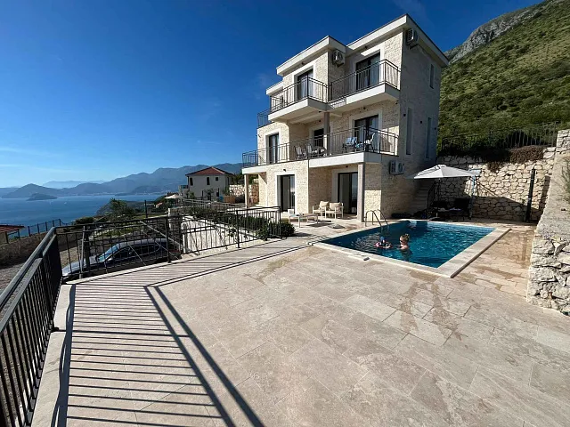 Neu gebaute Villa mit atemberaubendem Panoramablick auf die Riviera von Budva