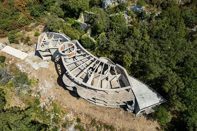 7.715 m² Grundstück mit Gebäuden und Rohbau nahe Sveti Stefan — photo 31