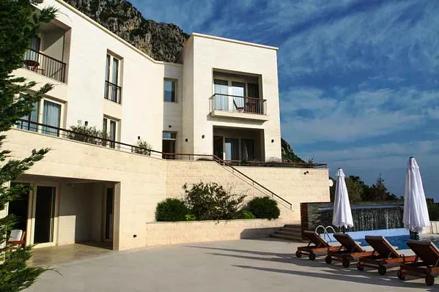 Villa mit Pool in Budva