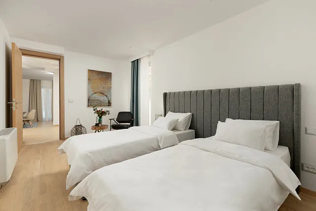 Ein Komplex aus modernen Villen mit schöner Aussicht — photo 9