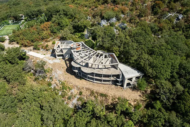 7.715 m² Grundstück mit Gebäuden und Rohbau nahe Sveti Stefan — photo 30