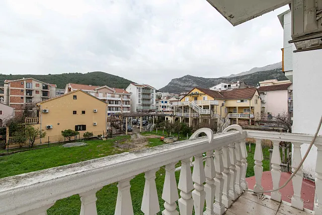 Eine 72 m² große Wohnung im Zentrum von Budva — photo 8