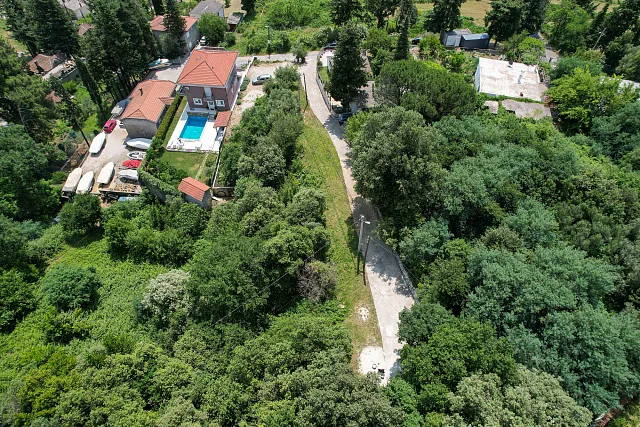 Zum Verkauf steht ein urbanisiertes Baugrundstück mit einer Gesamtfläche von 1.267 m², — photo 5