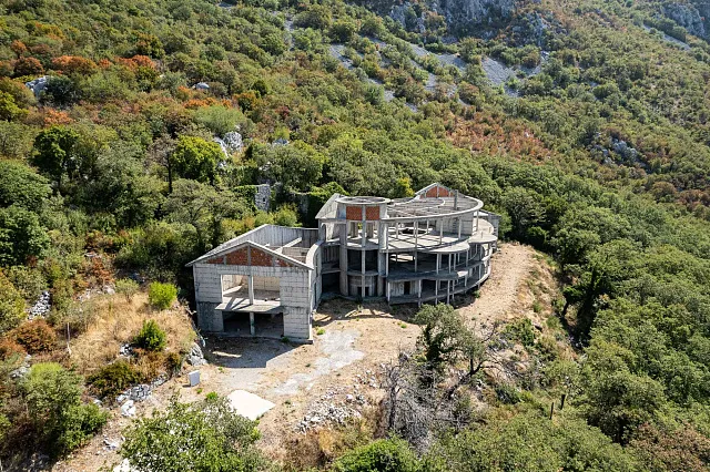 7.715 m² Grundstück mit Gebäuden und Rohbau nahe Sveti Stefan — photo 24
