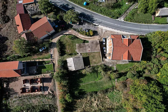 Urbanisiertes Grundstück mit Meerblick und eigener Wasserquelle – Lapčići, 1.000 m²