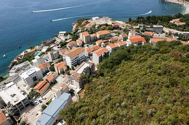 Schönes Grundstück in attraktiver Lage zwischen Budva und Sveti Stefan, mit Projektdokumentation. — photo 7
