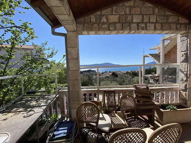 Attraktivt hus i Tivat med terrasser og havudsigt
