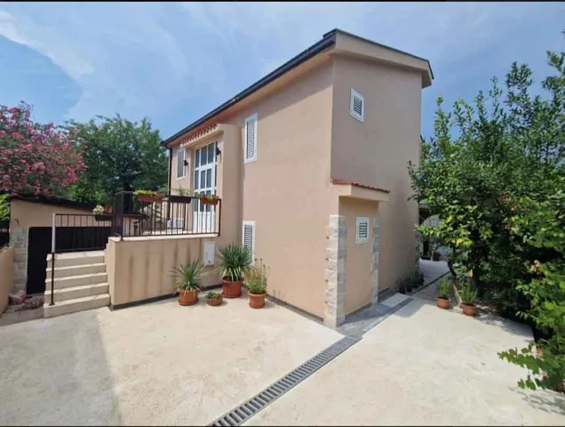 Haus in Prčanj mit Blick auf die Bucht