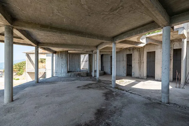 7.715 m² Grundstück mit Gebäuden und Rohbau nahe Sveti Stefan — photo 11