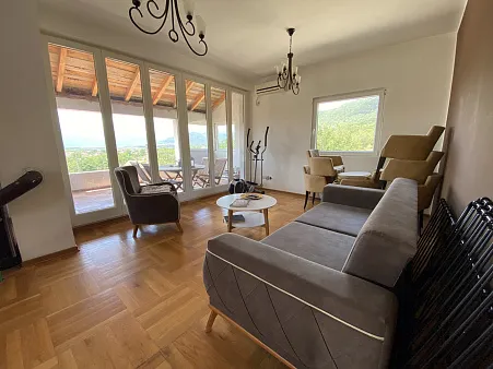 Haus in Radanovici mit Wohnungen