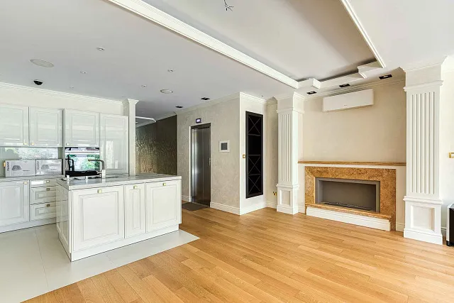 Luxuriöse Ein-Zimmer-Wohnung mit Designer-Innenraum — photo 17