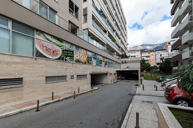 Drei Parkplätze in einer Einheit im Gebäude NIVEL, Budva — photo 5