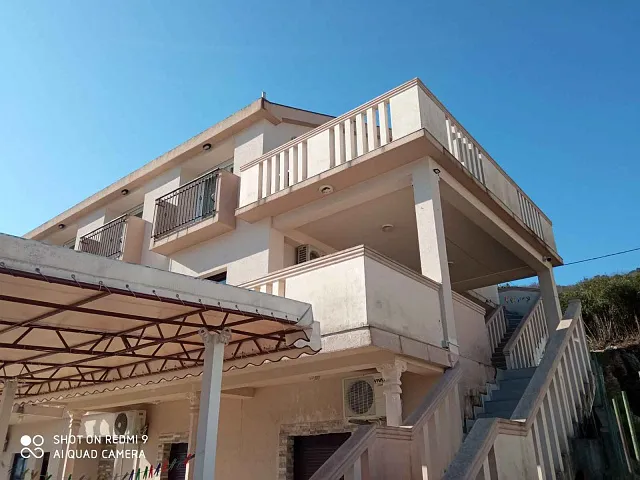 Apartment-Villa mit Privatstrand