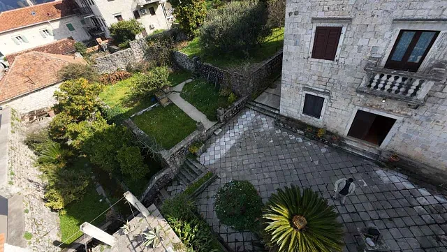Steinpalast – Eine Berührung deGeschichte am Ufer der Bucht von Kotor — photo 6