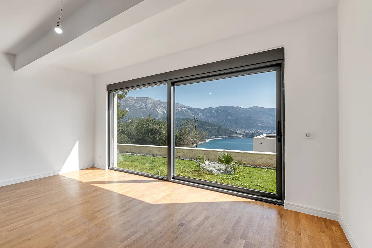 Luxuriöse Neubauvilla mit Panoramablick auf das Meer und die Altstadt von Budva