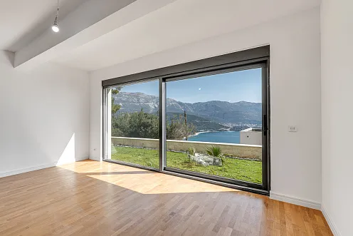 Luxuriöse Neubauvilla mit Panoramablick auf das Meer und die Altstadt von Budva