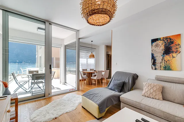 Attraktive 86 m² Wohnung in Dobrota – Große Terrasse, Meerblick, Garage & Abstellraum