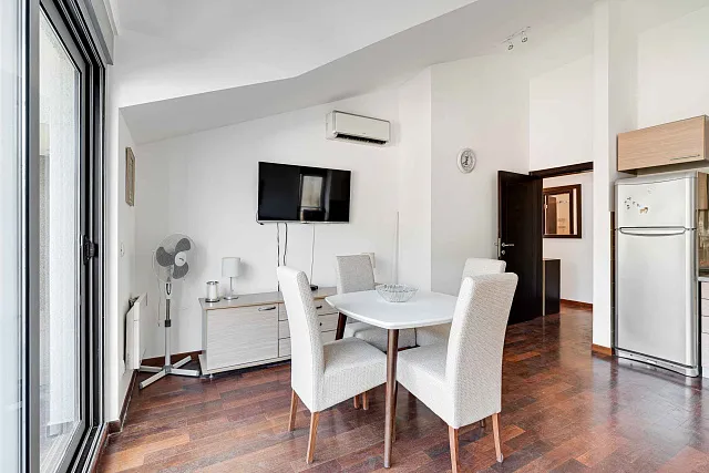 Zwei-Zimmer-Wohnung in Dobrota, Kotor — 61 m² — photo 4