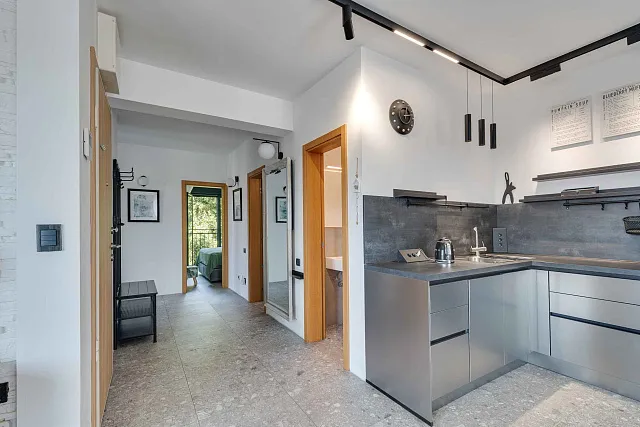 Moderne Drei-Zimmer-Wohnung im Zentrum von Tivat mit Meerblick — photo 16