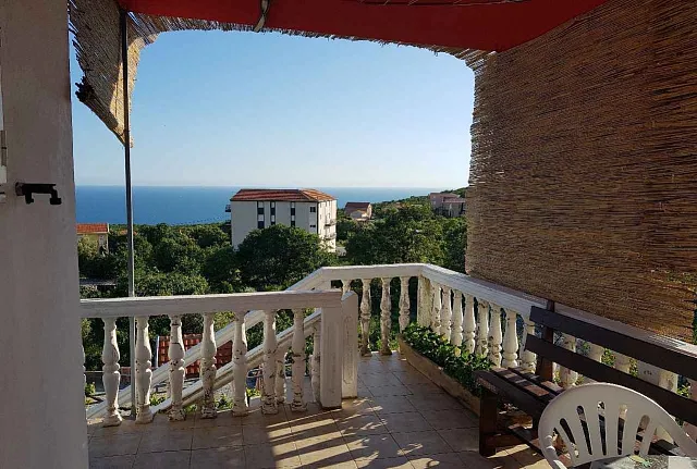 Zweistöckiges Haus mit Panoramablick auf das Meer