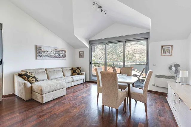 Zwei-Zimmer-Wohnung in Dobrota, Kotor — 61 m²
