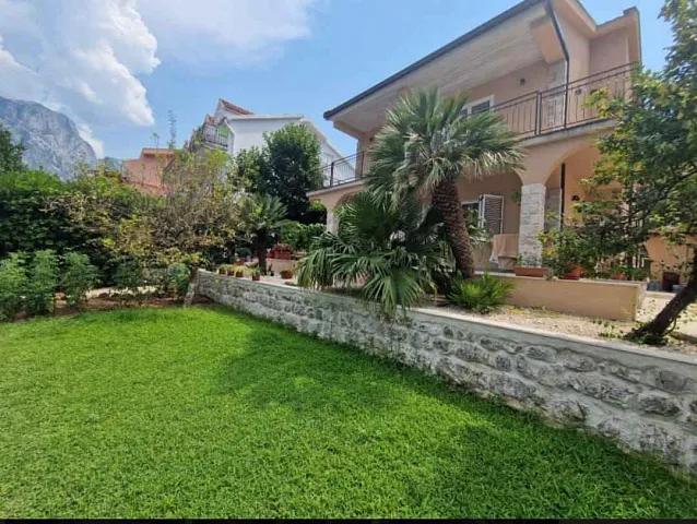 Haus in Prčanj mit Blick auf die Bucht