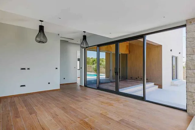 Luxusvilla mit Pool und spektakulärem Meerblick