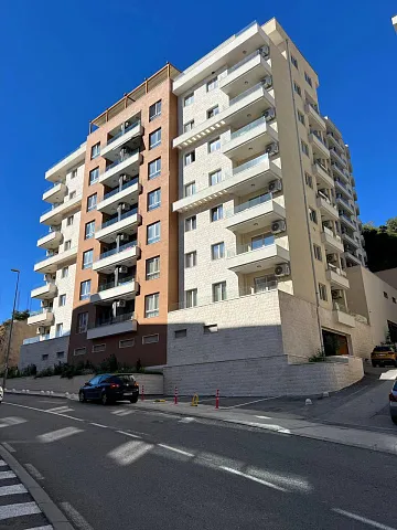Wohnung in einem Neubau in Becici, 200 Meter vom Meer entfernt — photo 11