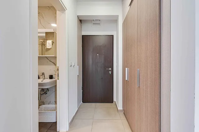 Möblierte Wohnung mit einem Schlafzimmer, Meerblick und Garagenplatz in einem neuen Gebäude — photo 22