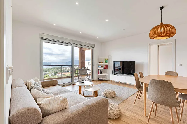LUXURIÖSE 3-ZIMMER-WOHNUNG MIT ATEMBERAUBENDEM MEERBLICK
